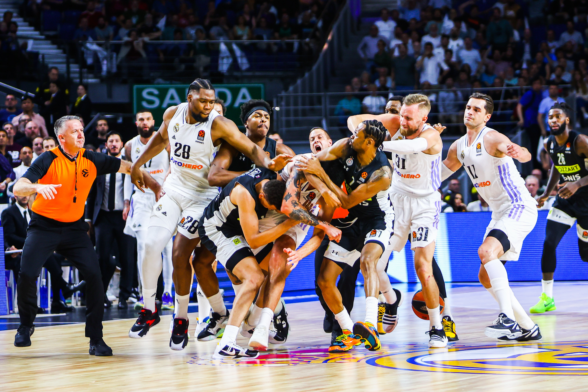 Vergüenza en Euroliga: la batalla campal entre Real Madrid y Partizan (vídeo)