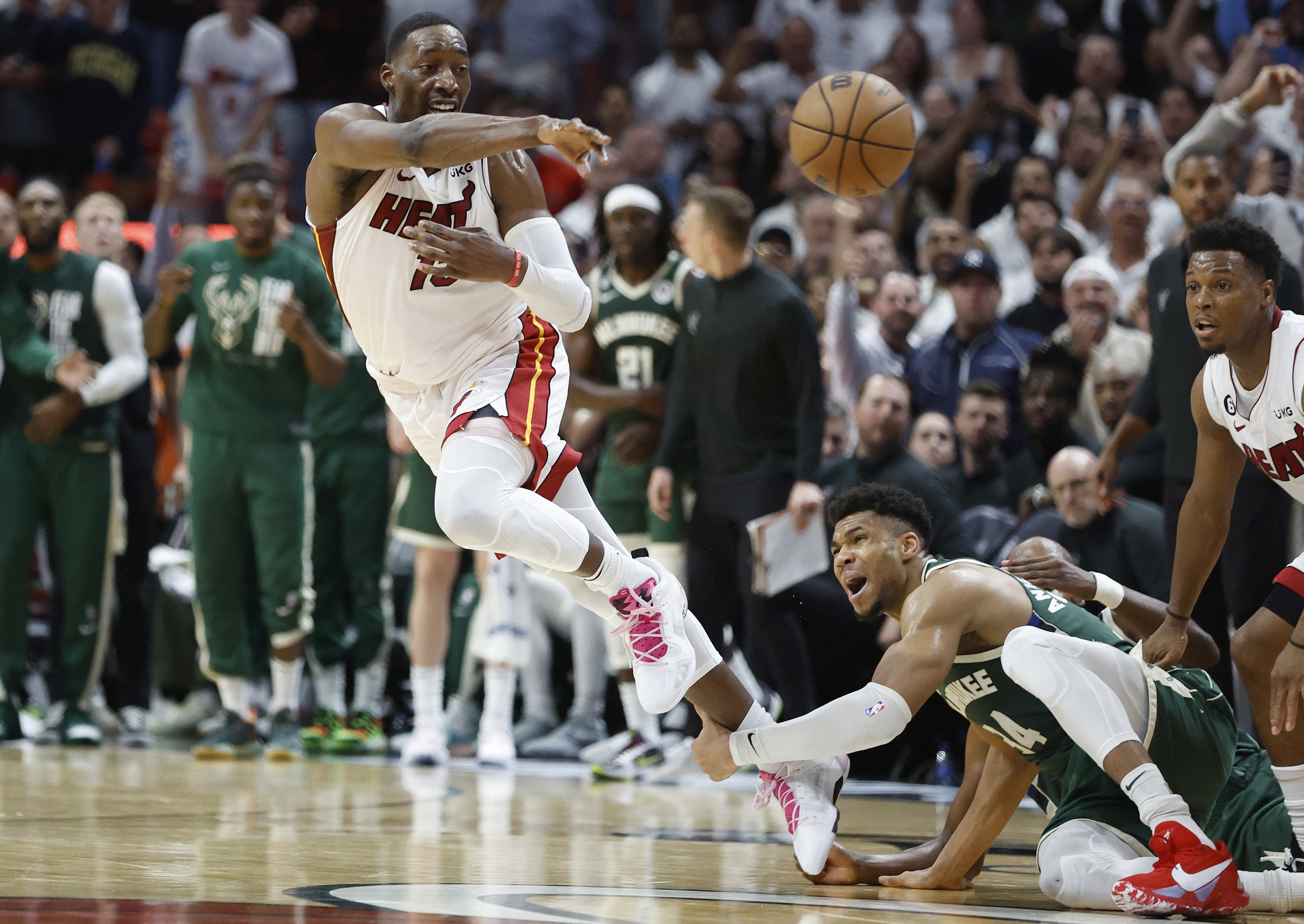 El cabreo de Antetokounmpo durante la entrevista post partido