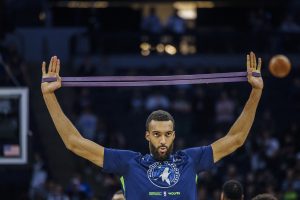 ¡Vergüenza en Wolves! Puñetazo de Rudy Gobert a su propio compañero (Vídeo)
