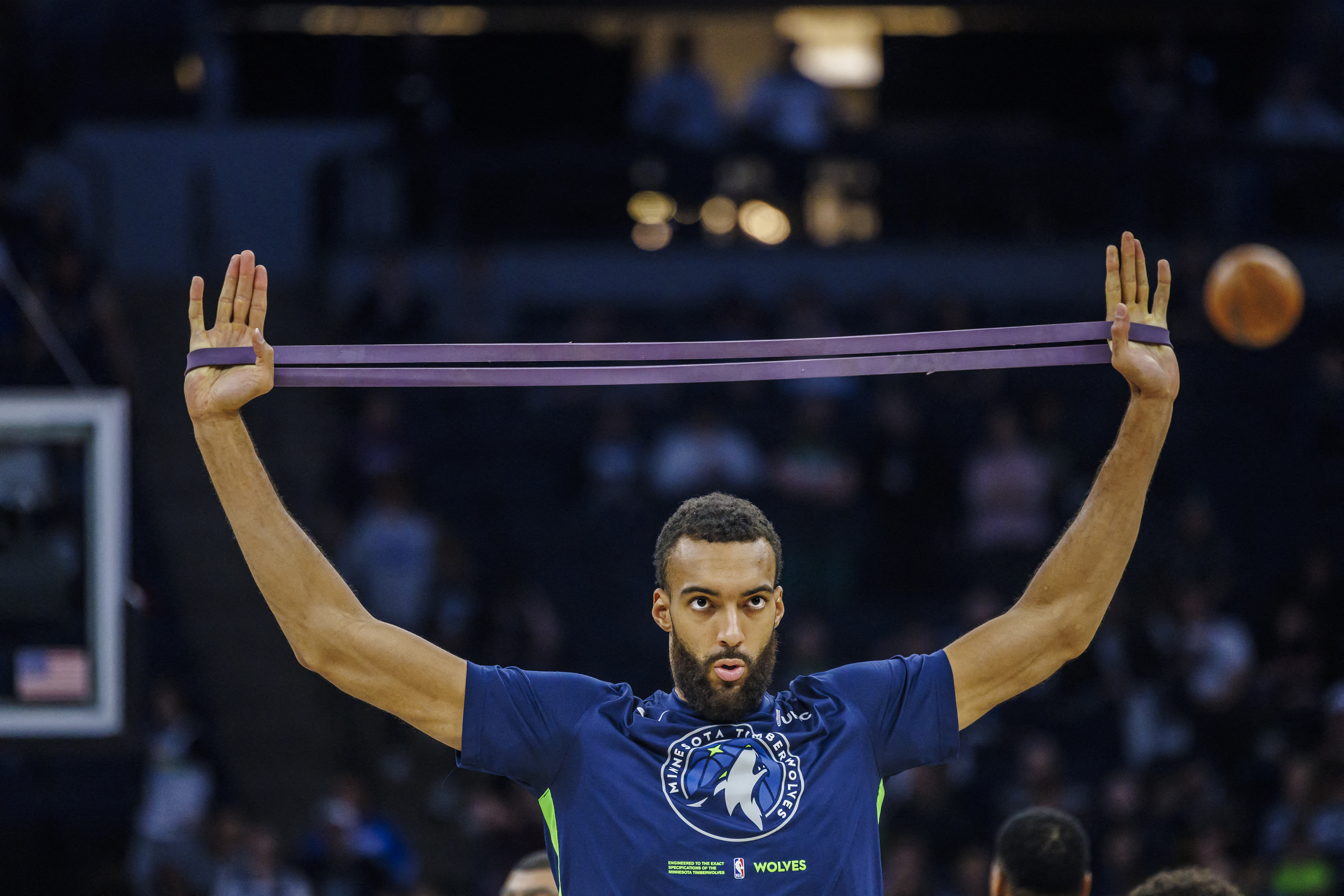 ¡Vergüenza en Wolves! Puñetazo de Rudy Gobert a su propio compañero (Vídeo)