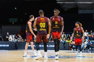 Remontada para asegurar el playoff