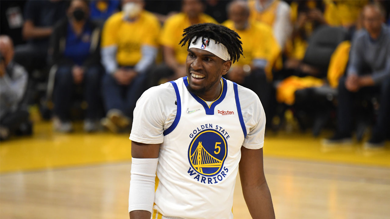 El omnipresente Kevon Looney, el rey de los rebotes