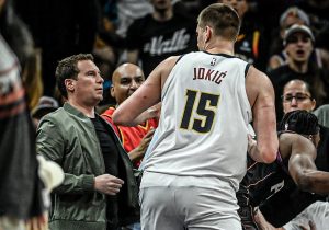 Nikola Jokic y su altercado con el dueño de los Suns: “tendría que ser expulsado”