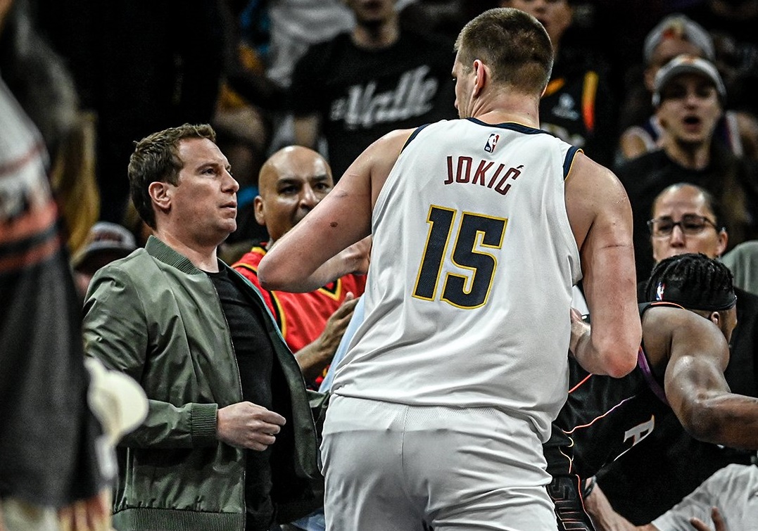 Nikola Jokic y su altercado con el dueño de los Suns: “tendría que ser expulsado”