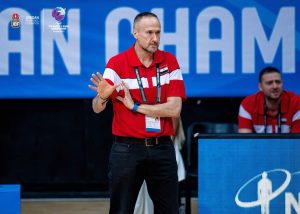 Catorce países y cuatro continentes. La vida en los banquillos de Richi González Dávila