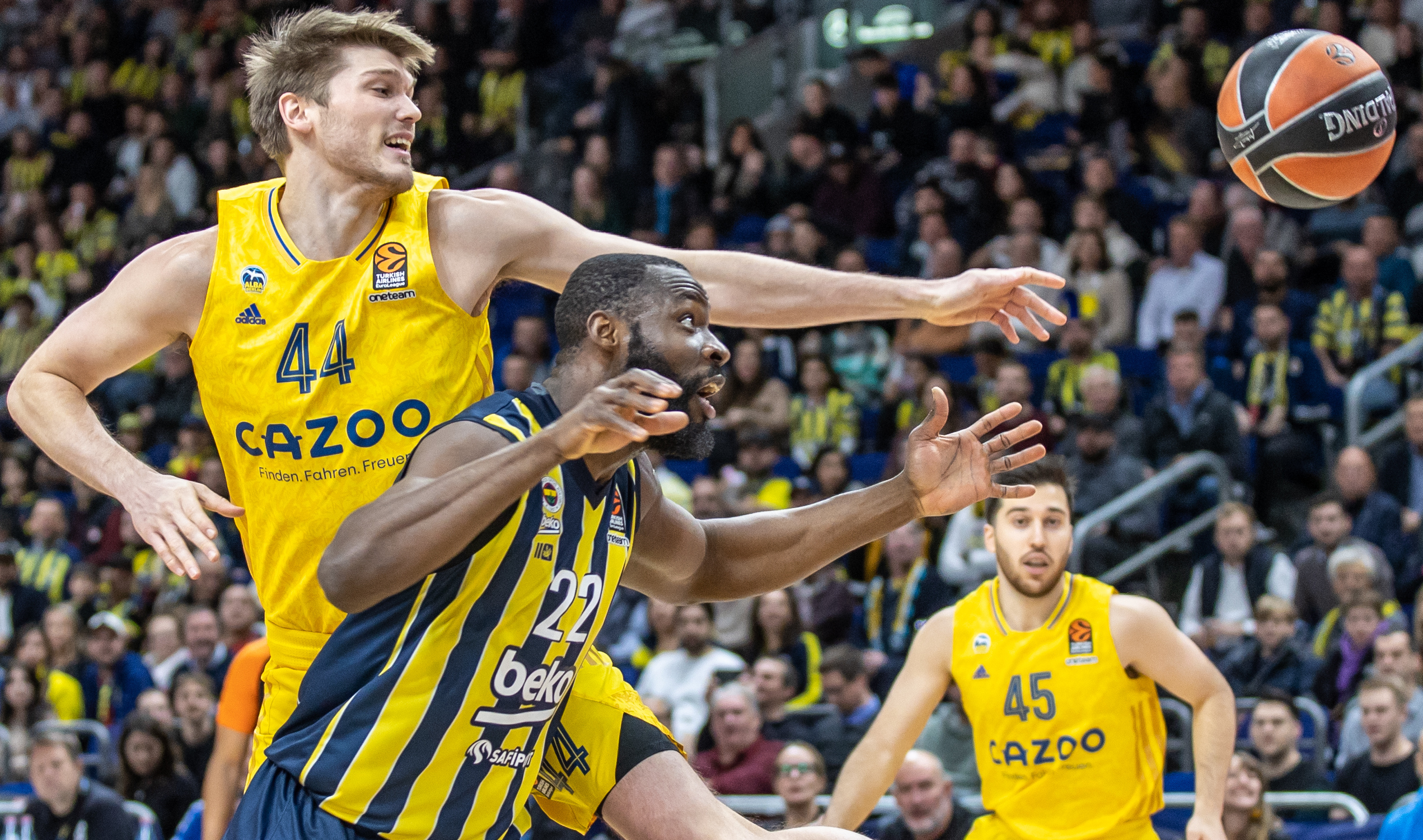 Dreamland Gran Canaria, con varias cartas sobre la mesa y dos favoritos