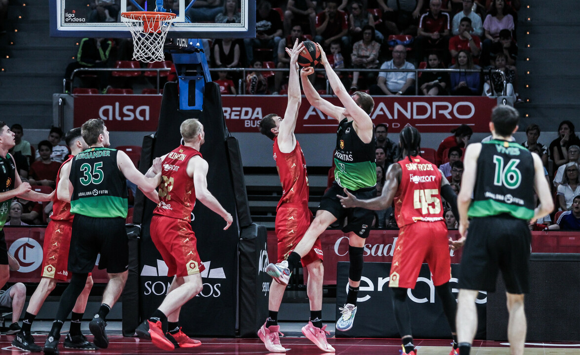 Desbandada en Zaragoza: ¡salen del equipo 9 jugadores!