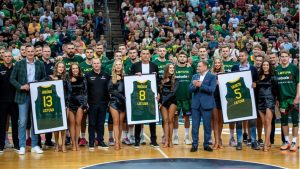 Lituania toma forma para el Mundial de baloncesto y homenajea a tres leyendas
