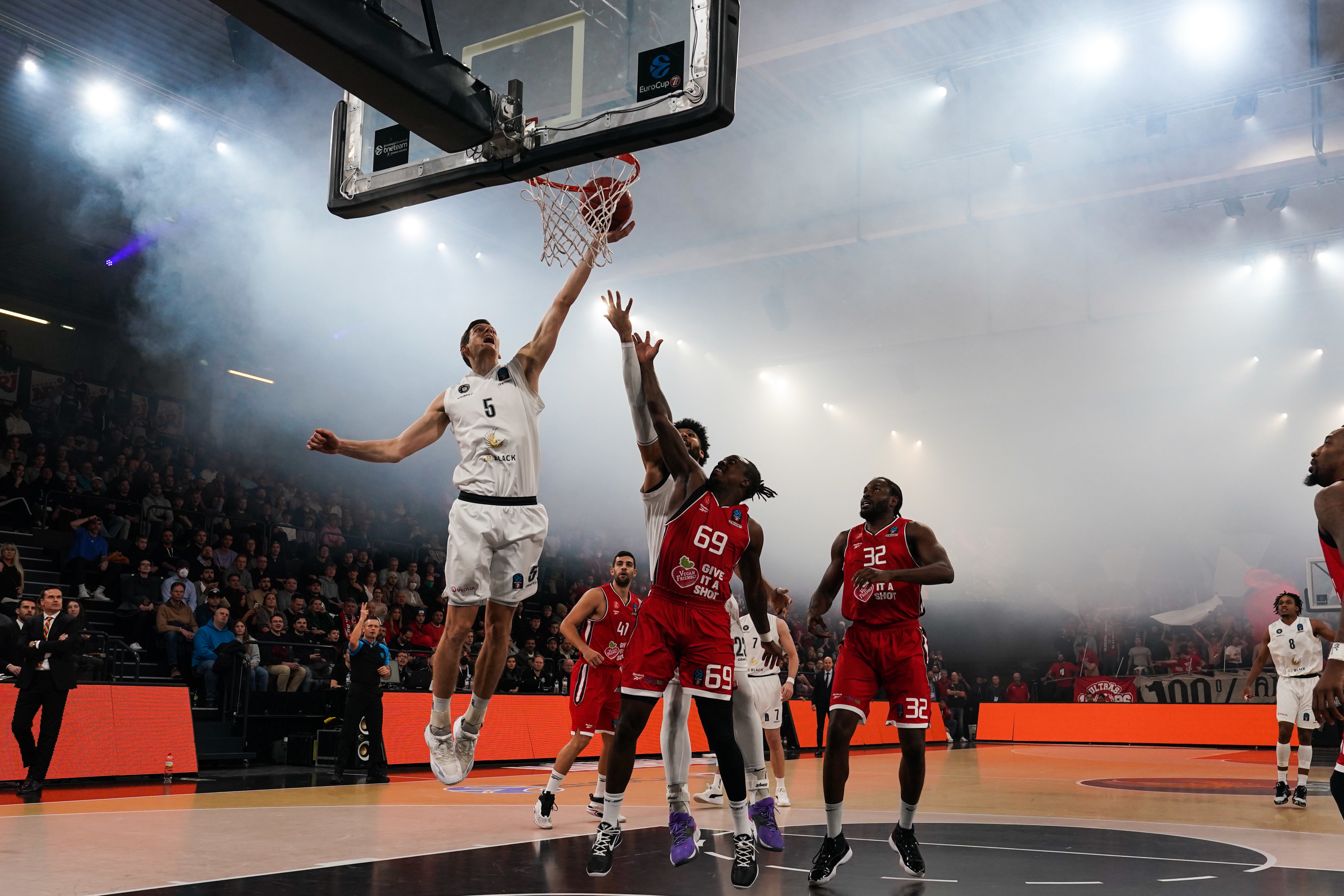 No es ninguna broma: el pívot del Joventut lanza los tiros libres de cuchara