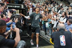 ¿Correspondió Victor Wembanyama al hype en su debut como lo hicieron Duncan y Robinson?