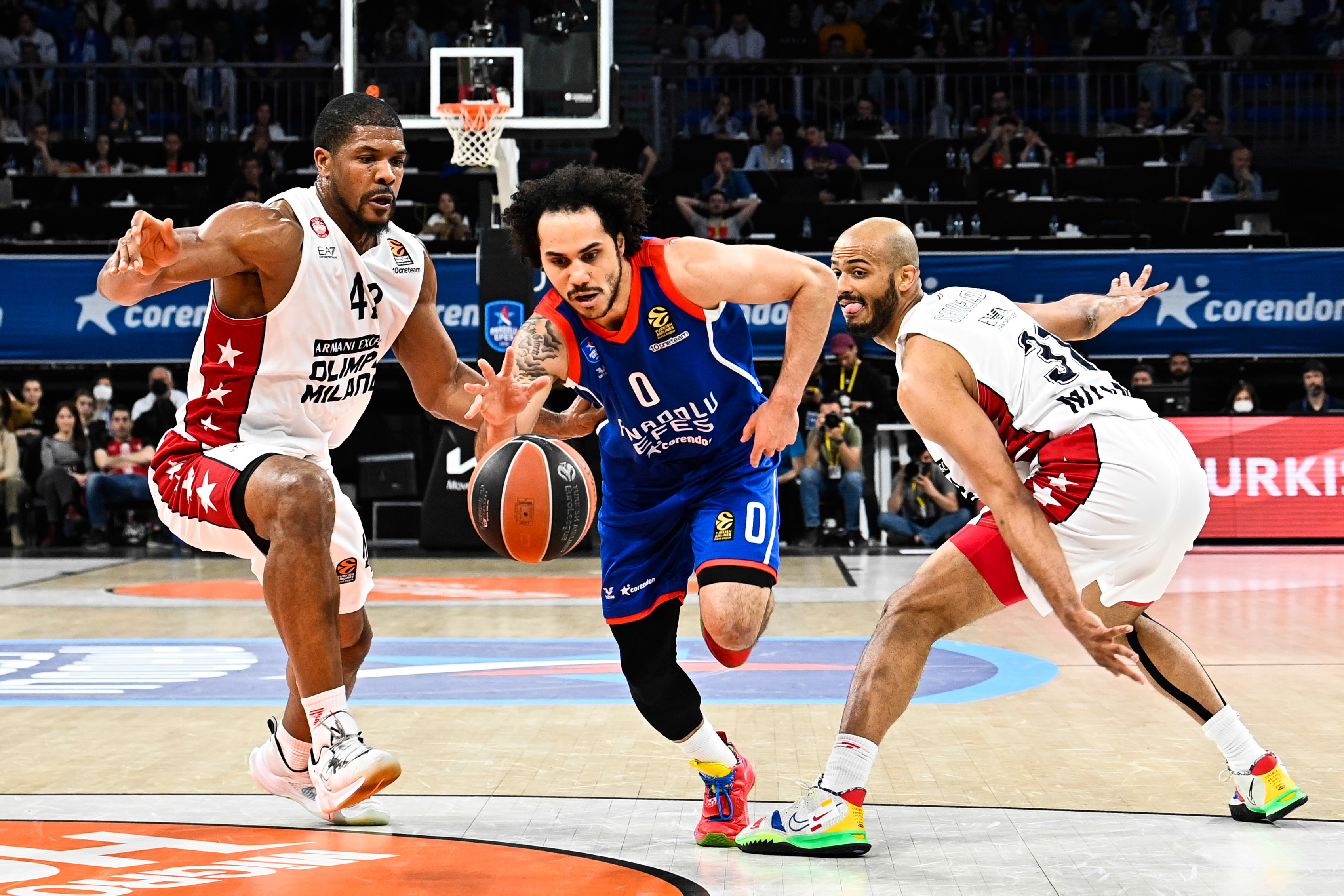 Larkin estalla y llegan los problemas para Anadolu Efes