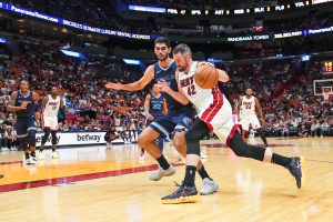 Santi Aldama: “Marcus Smart ya se está tirando por los suelos”