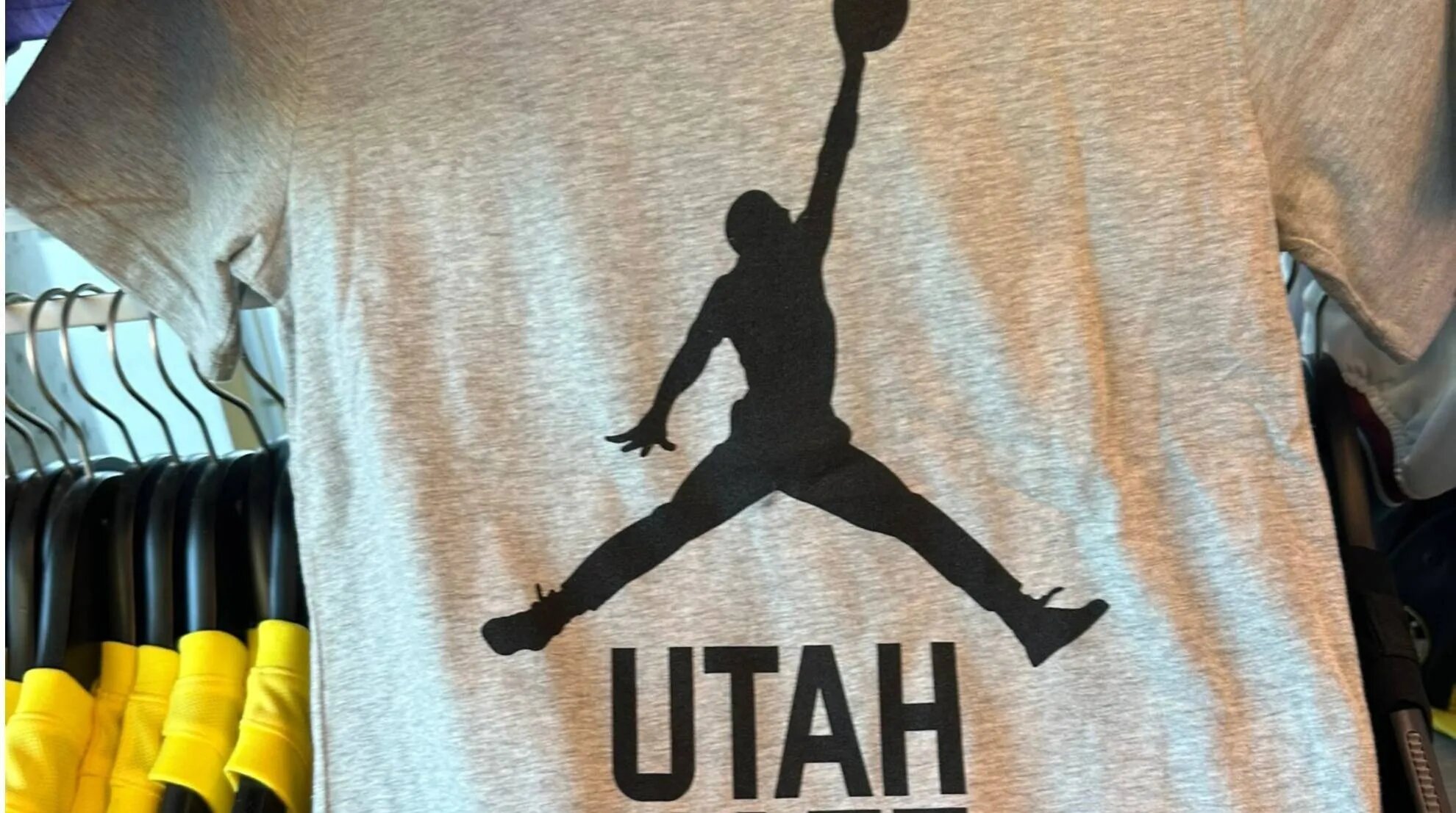 Dejaron de vender una camiseta con el logo de Jordan por quejas de fanáticos de Utah Jazz