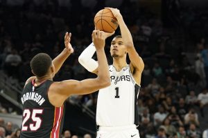 Wembanyama ya domina: su primer partidazo en la NBA