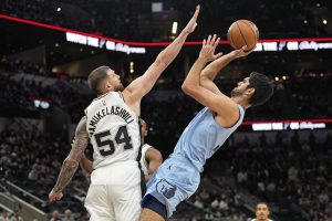 Santi Aldama amarga un nuevo récord de Wembanyama