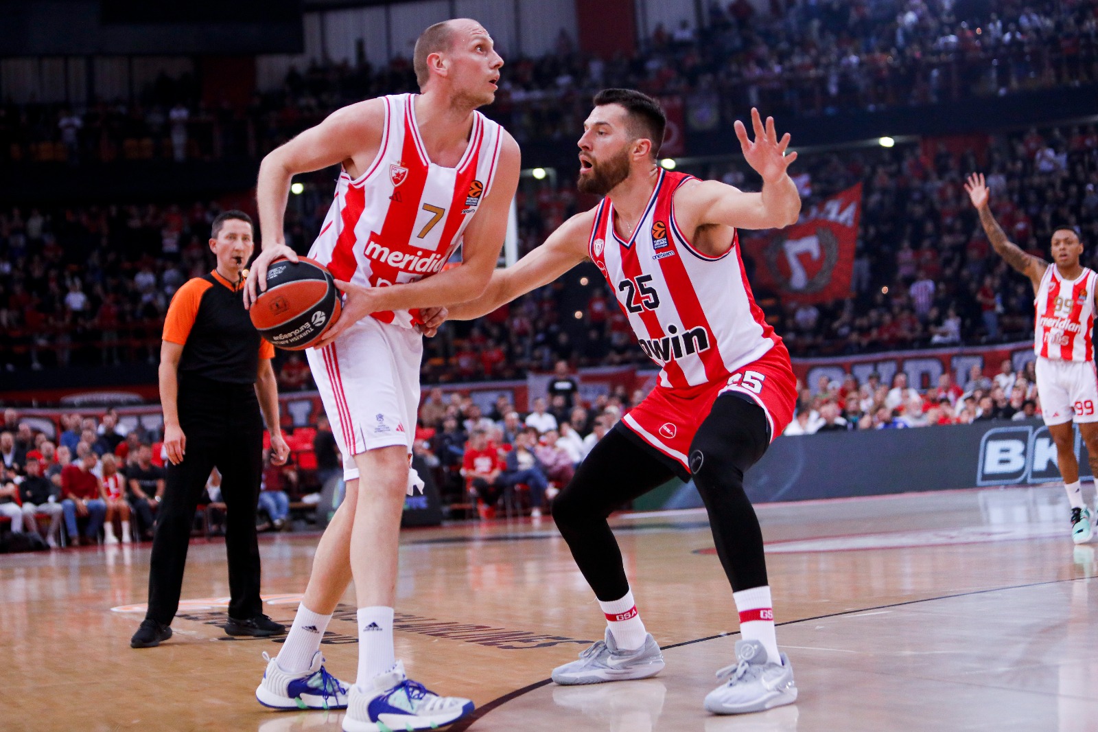 La curiosidad del año: Olympiacos y Estrella Roja jugaron con la misma camiseta