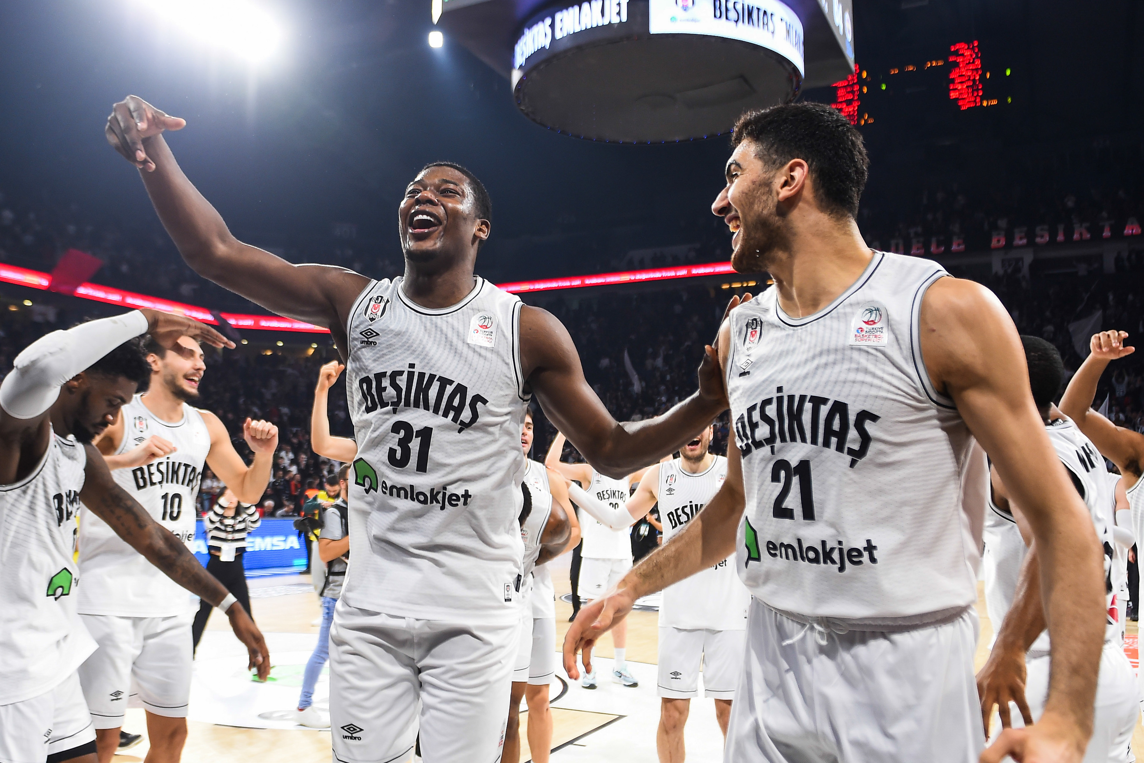 ¡No se acerca ni al aro! Las redes sociales estallan en memes