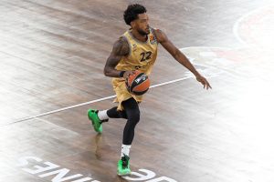 Giro para Cory Higgins: se complica su regreso a la Euroliga