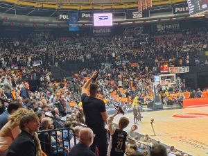 Incidentes en la Fonteta: la policía expulsó a 16 aficionados serbios del Partizan