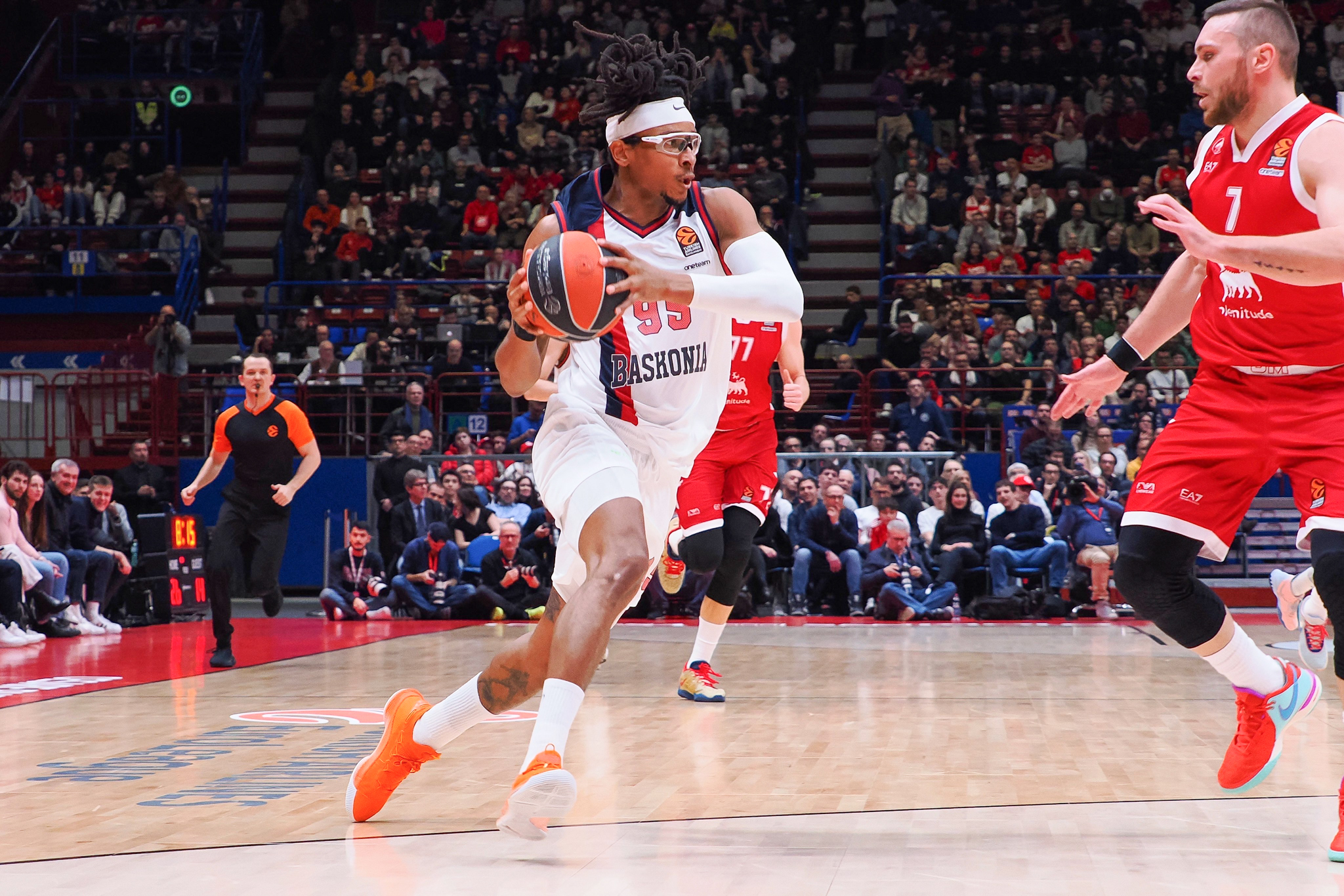 Moneke debuta como youtuber y explica su hazaña: “No todos pueden hacerlo”