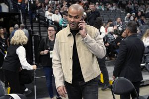 Le llueven los palos a Tony Parker