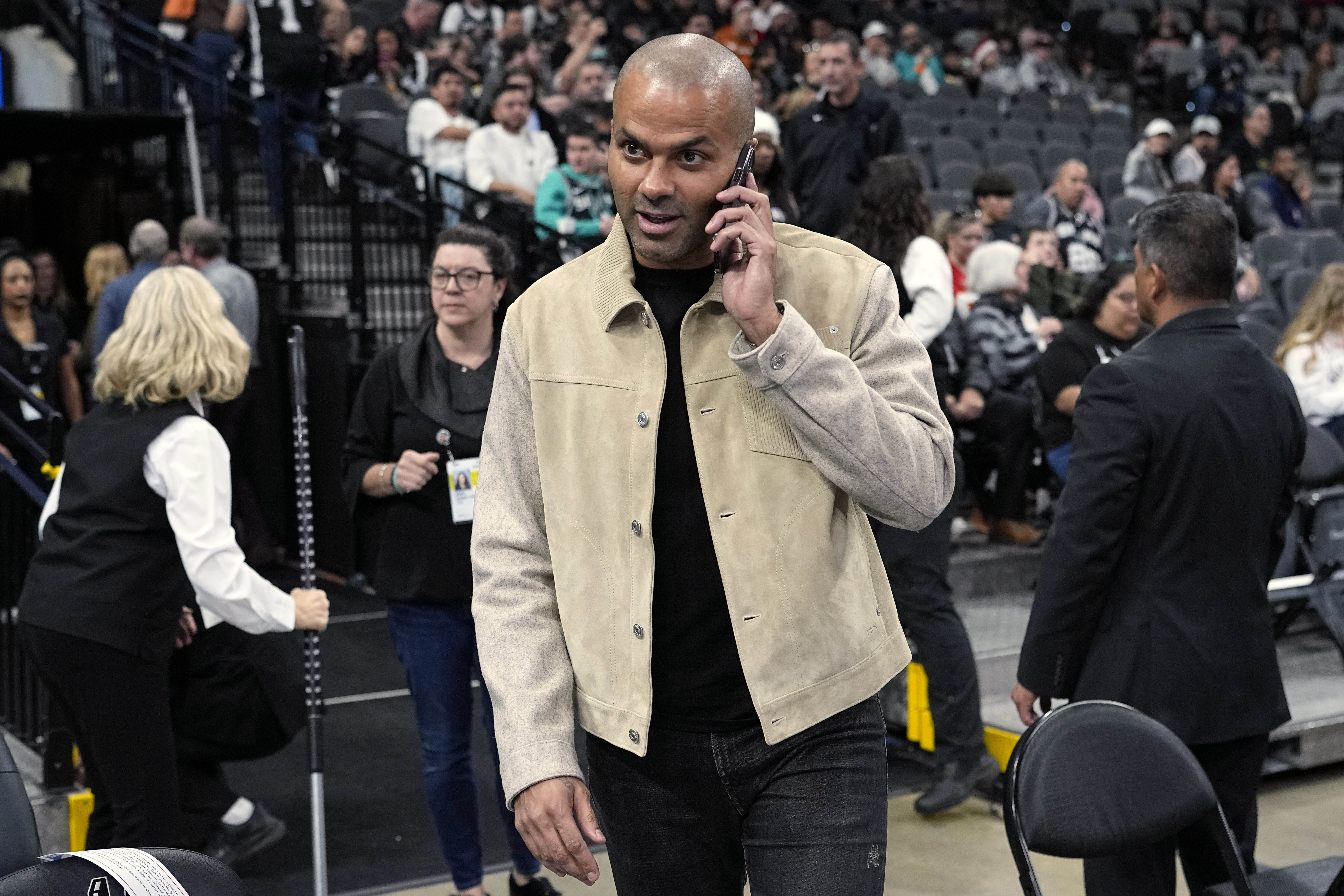 Le llueven los palos a Tony Parker