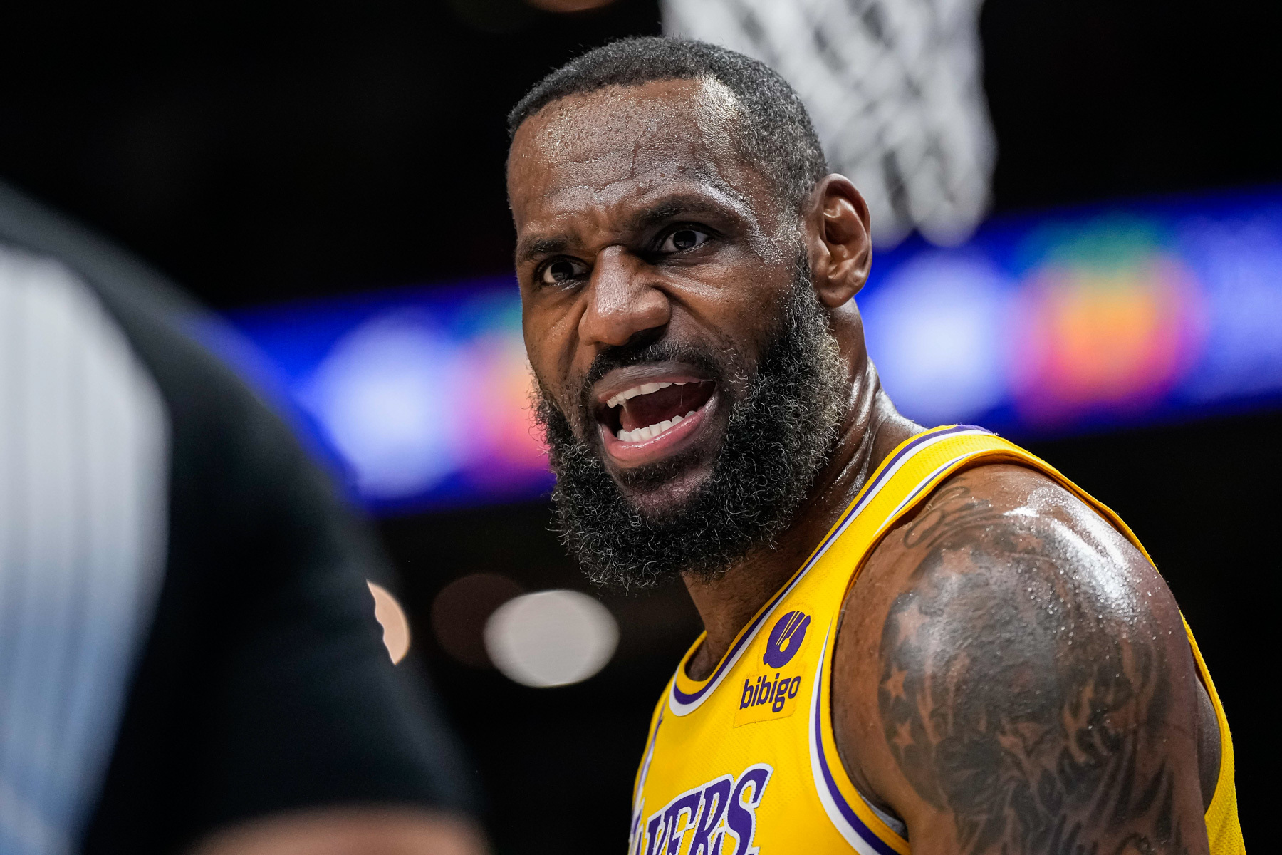 Crisis en Los Angeles: LeBron da un toque de atención y un tweet misterioso