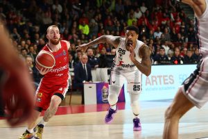 Nico Mannion lanza la piedra: “En el baloncesto no se puede jugar así”