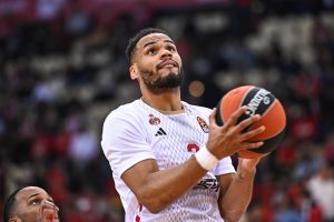 Elie Okobo casi llega a las manos con un compañero y queda suspendido