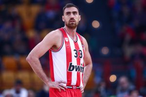 Nikola Milutinov estará dos meses de baja y estos son los candidatos para sustituirle