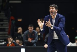 Mumbrú estalla y castiga a sus jugadores antes de la Copa