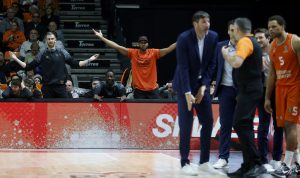 Olympiacos y una maldición ‘taronja’: Expulsión, carencias y posible lesión grave