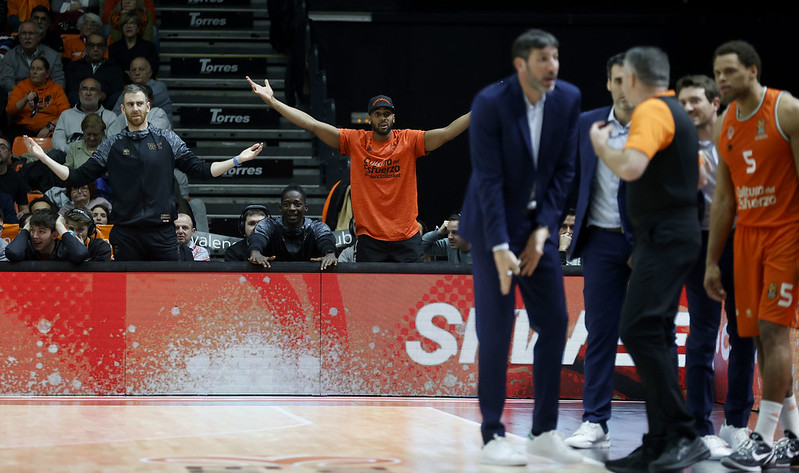 Olympiacos y una maldición ‘taronja’: Expulsión, carencias y posible lesión grave