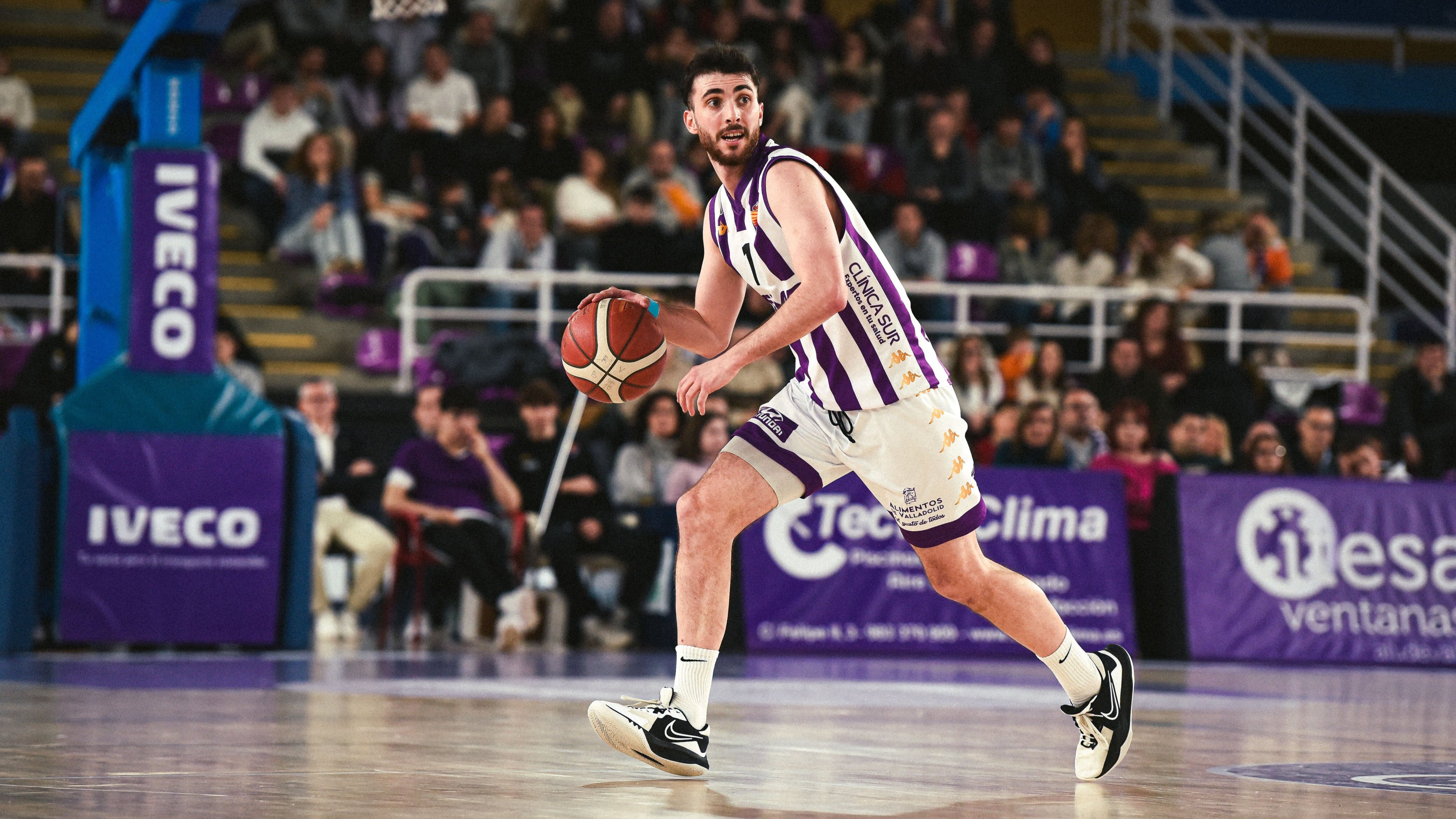 Rescinde su contrato con el Real Valladolid para firmar por otro equipo de la liga