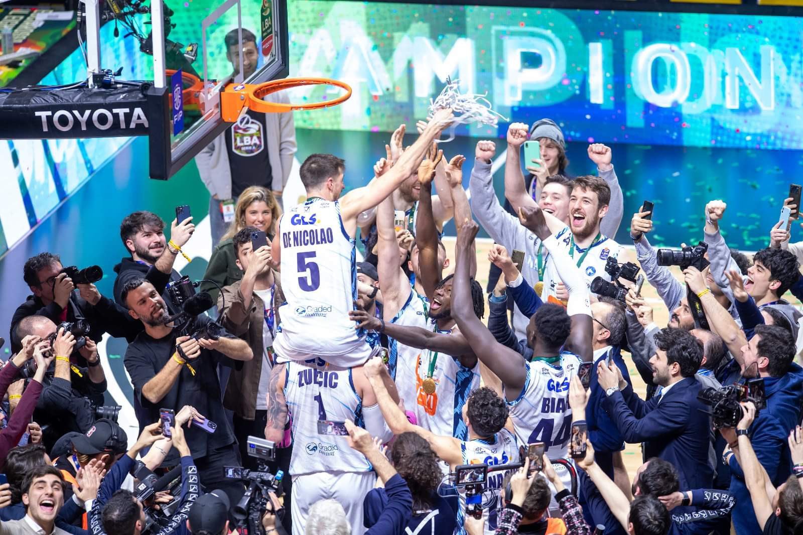 Un español triunfa en el campeón Napoli Basket. De jugador a los despachos