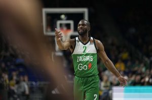 Dos países luchan por naturalizar a Keenan Evans