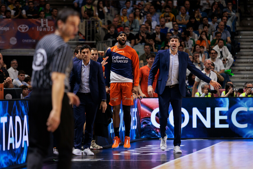 Dos jugadores señalados por Mumbrú en Valencia y varios rumores cogen fuerza