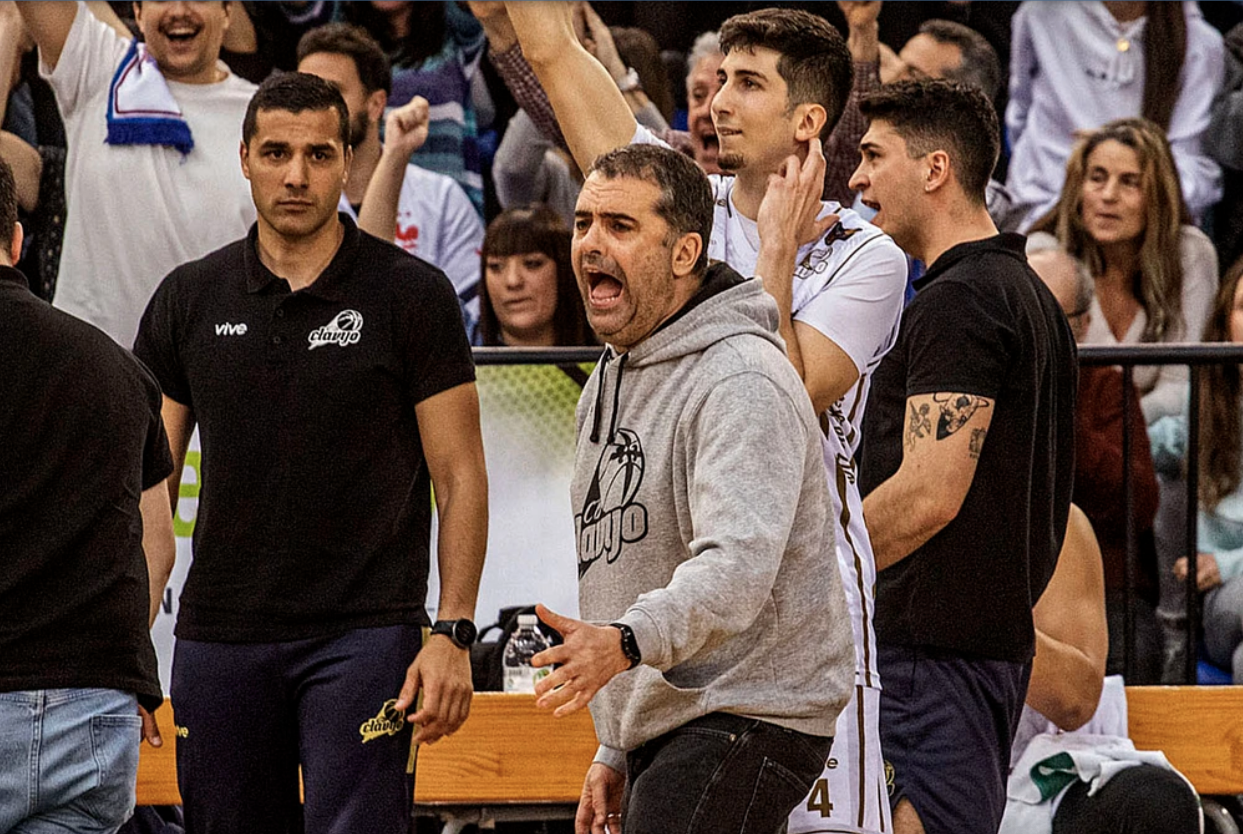 Dos caras de un mismo partido: Emoción en la cancha y controversia en las gradas