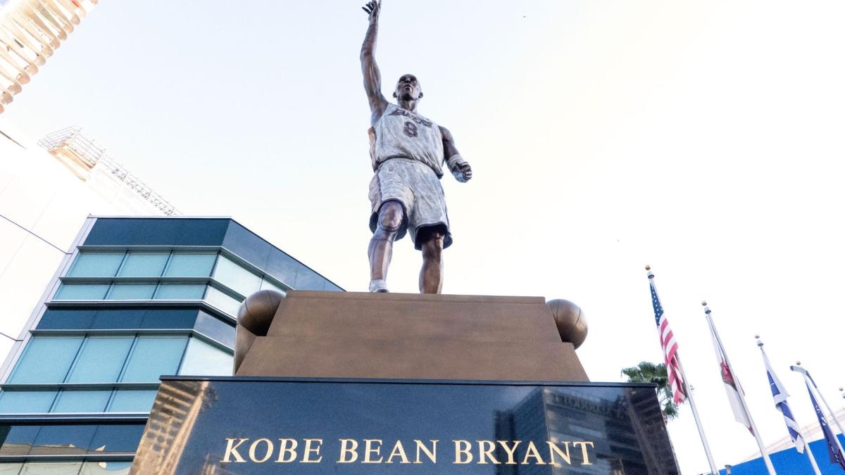 Los Lakers corregirán errores insólitos en la estatua de Kobe Bryant