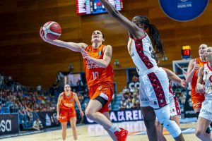 Una exhibición sublime que vale una Copa de la Reina para Valencia y un MVP