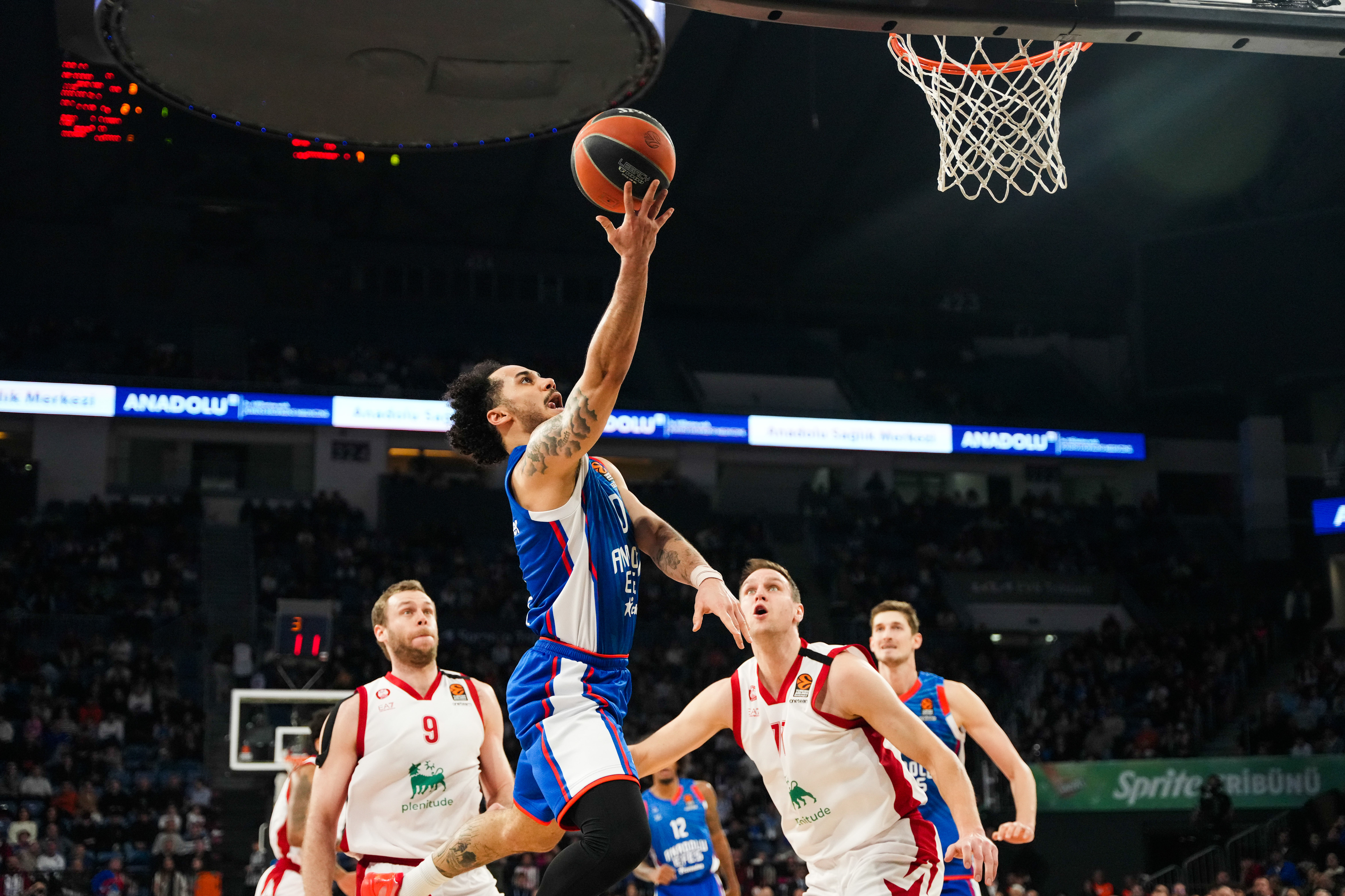 Cuatro nombres en Fenerbahce: un bombazo, un fichaje, una continuidad y una salida