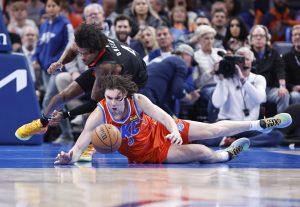 Sentado y desde el tiro libre…la increíble canasta de Giddey ante los Rockets