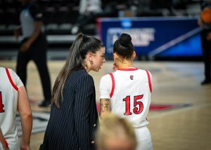 NCAA: Elena de Alfredo sigue haciendo historia y busca más en el Elite Eight