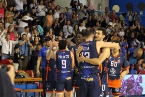 El brutal mate de Mario Saint-Supery ante Estudiantes…¡se cuelga ante el pívot rival!