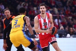 Petrusev ataca: “Cuando tienes un contrato tan malo…”