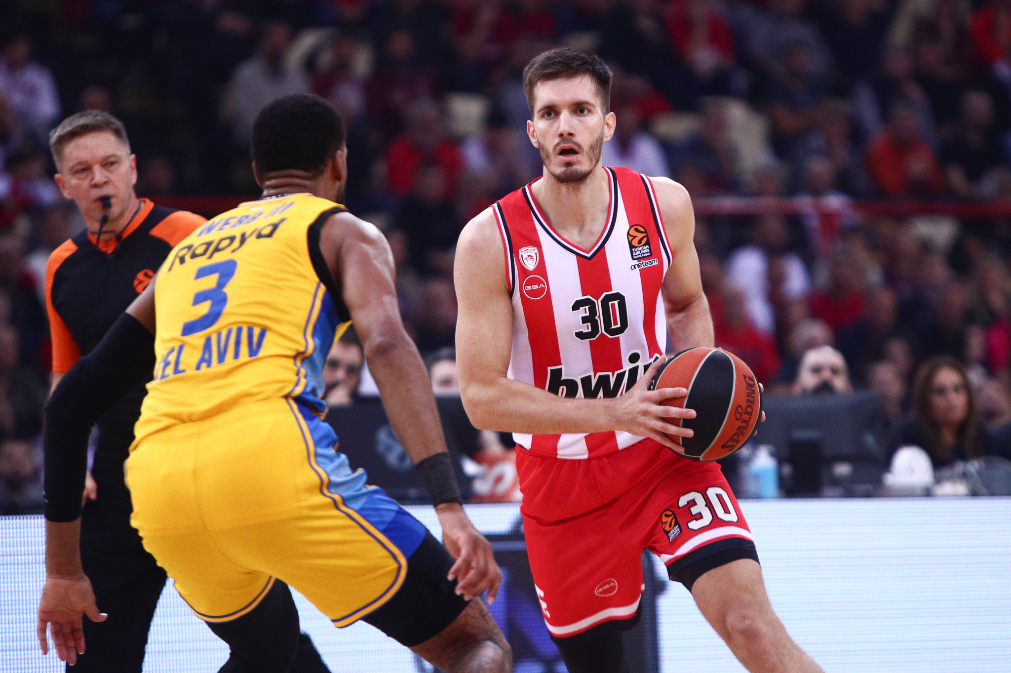 Petrusev ataca: “Cuando tienes un contrato tan malo…”