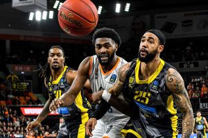 Los dos recambios que maneja Maccabi para sustituir a Josh Nebo