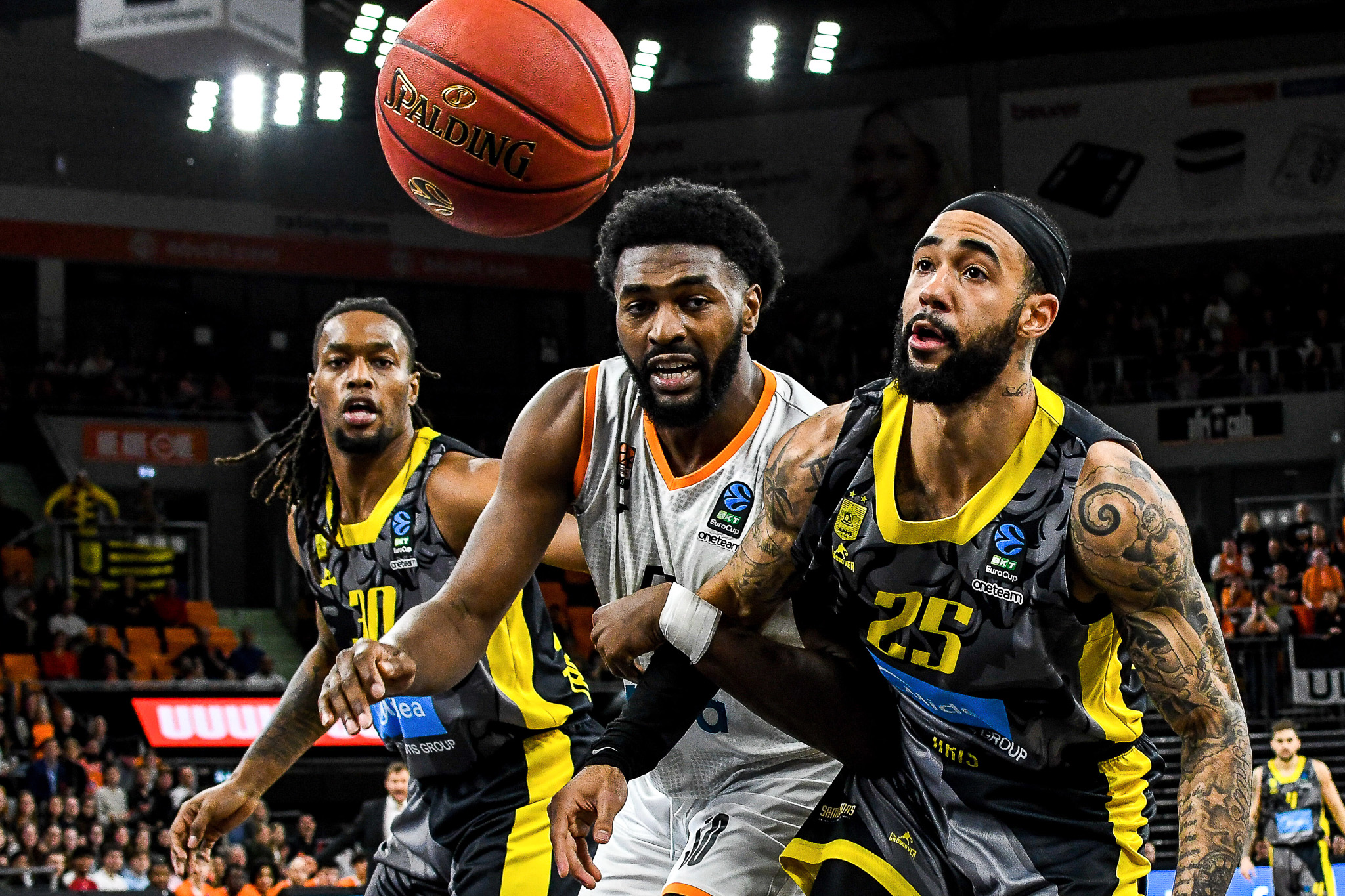 Los dos recambios que maneja Maccabi para sustituir a Josh Nebo