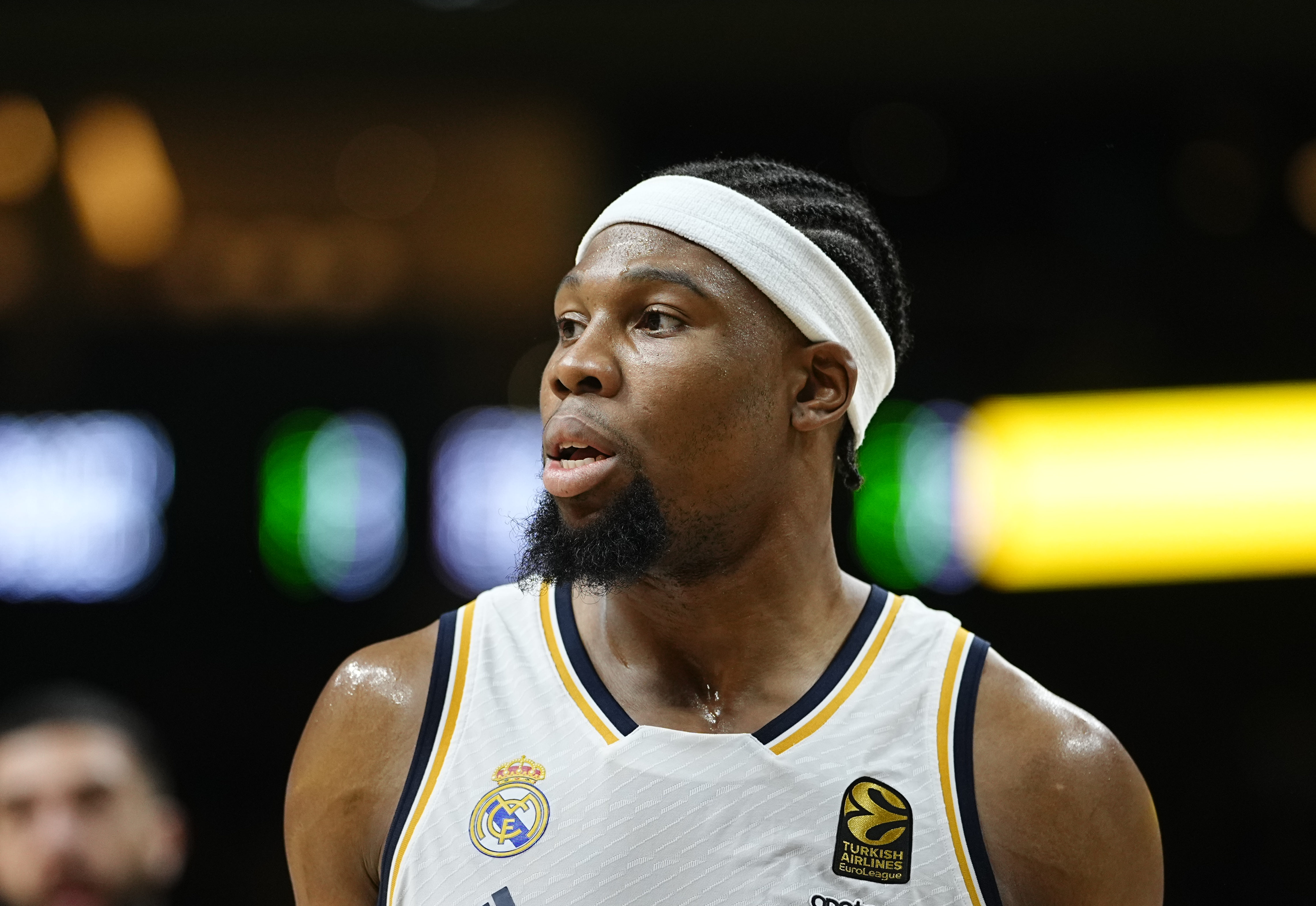 La agresión de Yabusele a Moneke que los árbitros no sancionaron