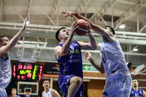 Una lesión le ha impedido jugar pero Oviedo le renueva